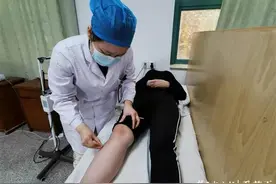 天冷也挡不住爱美的心，女白领常穿短裙丝袜冻出关节病图片