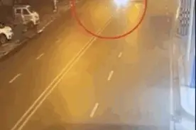 轿车撞上电线杆被拦腰折断！已致2死3伤，监控画面曝光图片