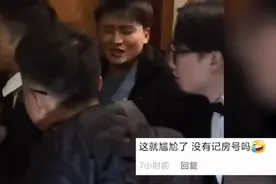 俩新郎同一楼层接新娘，一新郎带人撞错门，另一新郎：谢谢啊兄弟图片