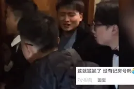 俩新郎同一楼层接新娘，一新郎带人撞错门，另一新郎：谢谢啊兄弟图片