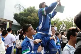 钟南山回母校变追星现场，鼓励同学们学医图片