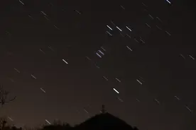 河北承德：流星雨划过长城上空图片