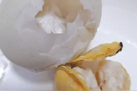 市民煮蛋当早餐 竟吃到无黄蛋图片
