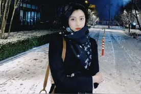 关晓彤身着黑色长靴，雪中漫步温柔甜美图片