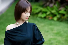 杨紫身着黑色斜肩连衣裙 秀出天鹅颈图片