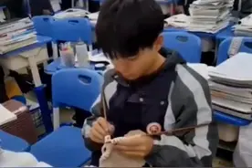 高中男生织围巾被偷拍，急忙害羞解释：给我妈妈织的图片