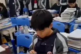 高中男生织围巾被偷拍，急忙害羞解释：给我妈妈织的图片