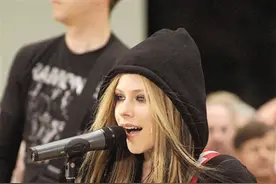 青春记忆回来了！艾薇儿明年1月将发新歌，曲风为摇滚图片