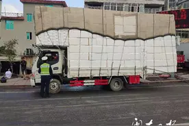 满车泡沫堆如山！两货车真“不知险”图片