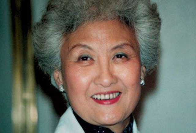 守护大萝卜破解版（我仿佛从未逾越过家庭熏陶这个圈丨甜姐儿黄宗英逝世）