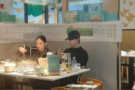 网友偶遇窦骁何超莲吃火锅 两人并排就坐亲密自然图片
