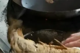 鱼坚强！鱼被炸熟之后将尾巴甩掉，老板：常见现象图片