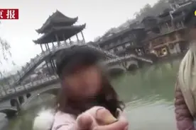 凤凰古城游客称租服装被商家要求须付费拍照，文旅局：正调查处理图片