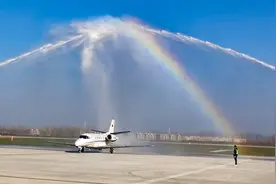 菏泽牡丹机场迎来首架飞机 15日将开始校飞工作图片