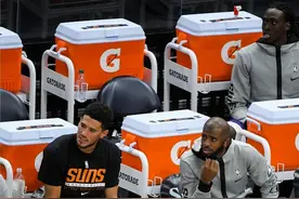 保罗哥哥谈布克：我们看到了保罗与一个更年轻的科比一起打球图片