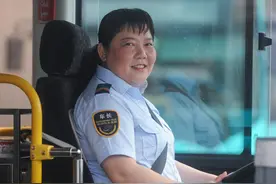 热情服务30余载零投诉零事故 在深圳有无数谢笑玲般的“最美公交司机”图片
