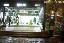 杭州14岁男生负气离家出走！结局太意外！他竟然在地铁口复习功课，还在荒地里支起帐篷……图片