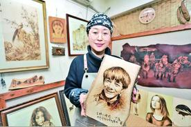 西安烙画艺术家为丁真制作肖像图片