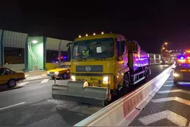 中环部分路段出现结冰，上海交警深夜融雪演练降压交通事故图片