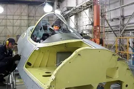 俄罗斯正铆足劲建造苏-57五代机 批量生产流水线罕见曝光图片