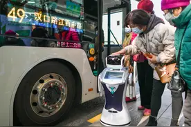 上海公交第一台机器人上岗，拍拍它的脑袋就能告诉你咋乘车图片