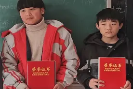 俩初一男生捡手机交到派出所 警察蜀黍带练习册到学校进行表彰