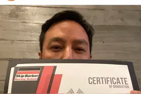 吴彦祖一个月考取三张赛车证，网友：我一年了科目二都没过图片