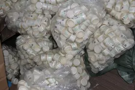 警方查获假冒化妆品3万多瓶！缴获喷码机等制假工具图片