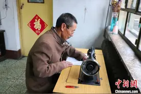 通讯：内蒙古农民巧手制枕头 获国家专利图片