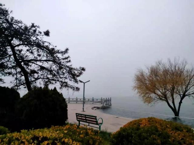 冬日的雪野湖，霞光万道，瑞彩千条；惊艳了你的眼睛；安静了你的