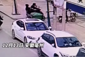 学生捡手机交派出所，民警送练习册表彰！网友：笑容渐渐消失图片