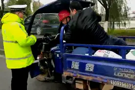 大冷天三轮车斗里坐人被交警拦下，司机：有什么不对吗？图片