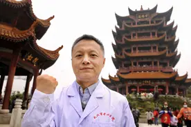 “黑脸医生”易凡艰难重生记图片