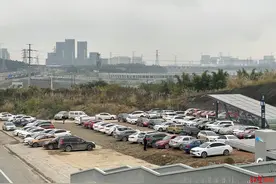 地铁口成了临时停车场？交警：如此停车违规，部门：正规划修建停车场图片