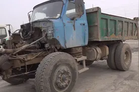 71秒｜聊城惊现豪华版“四不像”！交警：是十几辆报废车零件拼装的图片