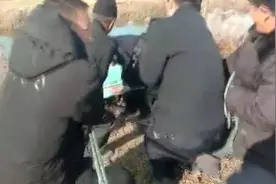 泗洪女子驾驶三轮车跌入水沟 警民合力将其救上岸图片