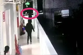 打闹时资阳一中学生摔下楼？监控视频显示疑跳楼 学校：系从二楼翻下图片