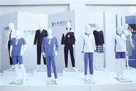 “成年人怎么还在穿深圳校服，不合适！”网友炸锅了……图片