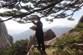 这是世界唯一由专人守护的松树，却经常被人说是塑料的，黄山守松人愤怒了图片