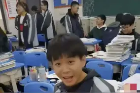 谁说男孩不是“小棉袄”？杭州高一男孩被“偷拍”，视频一夜爆红！妈妈们看完羡慕哭了图片
