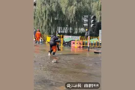 水管爆裂·后续｜24小时过去了，供水恢复了吗？道路通行如何？小时新闻记者重返现场图片