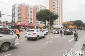 鲤城区浮桥街隔离护栏多处被人为拆掉图片