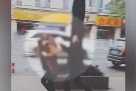 南宁街头一对男女互往对方身上倒油，最后一同驾车离开视频封面