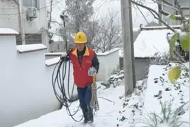 村民家灯光亮起，他们笑了图片