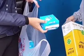 山村支教男老师给女生发卫生巾：这是不用害羞的事图片