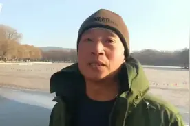冬泳达人演示冰湖自救：双腿打水是关键图片