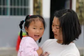 半月谈｜带着女儿驻村的扶贫干部，现在怎样了？图片
