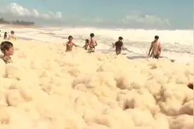 澳大利亚黄金海岸出现现泡沫海浪，高度可将人彻底淹没