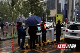 红网调查丨老旧小区望月湖停车收费引争议“维权”和“善治”如何平衡图片