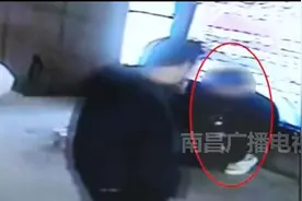 晚上9点！南昌铜锣湾地铁口！男子把刀架脖子上图片